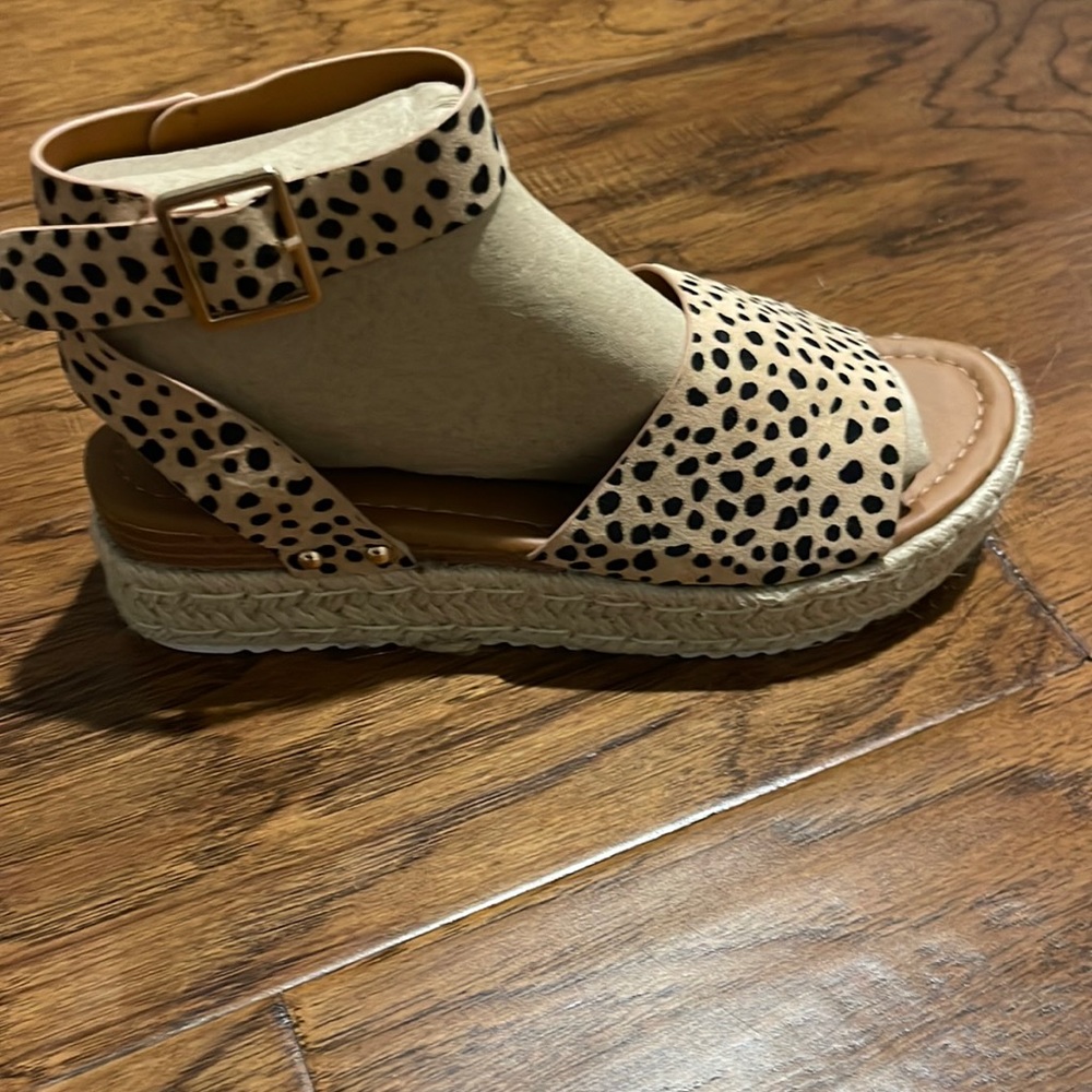 Pierre Dumas around the ankle sandals. Cheetah Print, Size 7